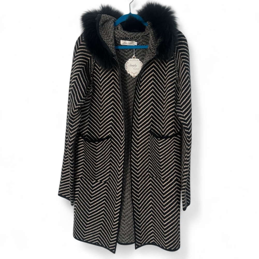 Simply Couture Black and White Chevron Cape with Faux Fur hood brand 🆕 Lg